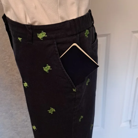 Briggs New York Size 12 cropped pants with small green frogs and White Button Do - Picture 8 of 8